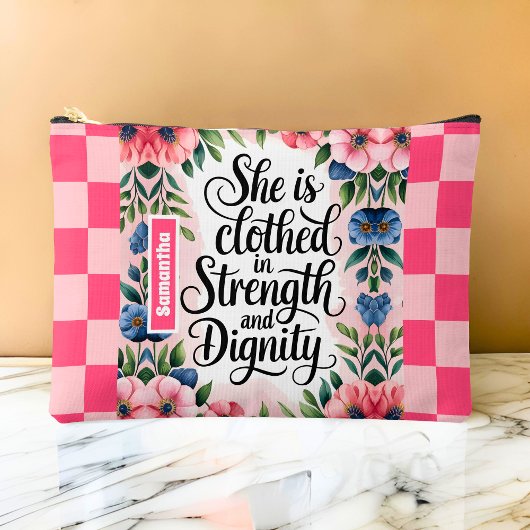 Pochette À Accessoires Personnalisée, elle est habillée en Force chrétien