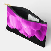 Pochette À Accessoires Pétales de fleurs roses chaudes sur noir (Ouvrir)