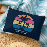 Pochette À Accessoires Plage Personnalisée Vacances Cute Tropical Palm Tr<br><div class="desc">Joli sac cosmétique bleu couché de soleil sur la plage pour un séjour balnéaire ou un voyage en famille à l'océan. cadeau personnalisé cool avec palmiers tropicaux et joli rose et bleu avec votre nom personnalisé ou autre texte.</div>
