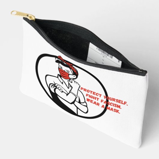 Pochette À Accessoires Porter un modèle de Riveter Masque (Ouvrir)