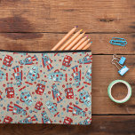 Pochette À Accessoires Robots rétro à motif bleu et rouge<br><div class="desc">Des illustrations de robots vintages mignons dans les tons rouge et bleu ainsi que des écrous coordonnés sont placés contre un arrière - plan bronzé sur cette poche zippée à motif.</div>