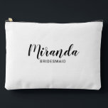 Pochette À Accessoires Script moderne Nom de la servante d'accueil person<br><div class="desc">Script moderne Cadeau de demoiselle d'honneur personnalisé avec nom de femme d'honneur personnalisée en noir style de police de script moderne avec titre et date mariage dans style de police sans serif moderne sur arrière - plan blanc. Parfait aussi pour femme de ménage d'honneur, fille de fleurs, mère de la...</div>
