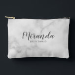 Pochette À Accessoires Script moderne Nom de la servante d'accueil person<br><div class="desc">Script moderne Cadeau de demoiselle d'honneur personnalisé avec nom de femme d'honneur personnalisée en gris style de police de script moderne avec titre et date mariage dans style de police sans serif moderne sur arrière - plan de marbre blanc. Aussi parfait pour femme de ménage d'honneur, fille de fleurs, mère...</div>