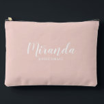 Pochette À Accessoires Script moderne Nom de la servante d'accueil person<br><div class="desc">Script moderne Cadeau de demoiselle d'honneur personnalisé avec nom de femme d'honneur personnalisée en blanc style de police de script moderne avec titre et date de mariage dans style de police sans serif moderne sur arrière - plan rose pâle. Aussi parfait pour femme de ménage d'honneur, fille de fleurs, mère...</div>