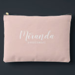 Pochette À Accessoires Script moderne Nom de la servante d'accueil person<br><div class="desc">Script moderne Cadeau de demoiselle d'honneur personnalisé avec nom de femme d'honneur personnalisée en blanc style de police de script moderne avec titre et date de mariage dans style de police sans serif moderne sur arrière - plan rose pâle. Aussi parfait pour femme de ménage d'honneur, fille de fleurs, mère...</div>