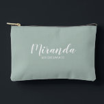 Pochette À Accessoires Script moderne Nom de la servante d'accueil person<br><div class="desc">Script moderne Cadeau de demoiselle d'honneur personnalisé avec nom de femme d'honneur personnalisée en blanc style de police de script moderne avec titre et date mariage dans style de police sans serif moderne sur arrière - plan vert sage. Aussi parfait pour femme de ménage d'honneur, fille de fleurs, mère de...</div>