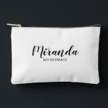 Pochette À Accessoires Script moderne Nom de la servante d'accueil person<br><div class="desc">Script moderne Cadeau de demoiselle d'honneur personnalisé avec nom de femme d'honneur personnalisée en noir style de police de script moderne avec titre et date mariage dans style de police sans serif moderne sur arrière - plan blanc. Parfait aussi pour femme de ménage d'honneur, fille de fleurs, mère de la...</div>