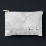 Pochette À Accessoires Script moderne Nom de la servante d'accueil person<br><div class="desc">Script moderne Cadeau de demoiselle d'honneur personnalisé avec nom de femme d'honneur personnalisée en gris style de police de script moderne avec titre et date mariage dans style de police sans serif moderne sur arrière - plan de marbre blanc. Parfait aussi pour femme de ménage d'honneur, fille de fleurs, mère...</div>