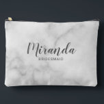 Pochette À Accessoires Script moderne Nom de la servante d'accueil person<br><div class="desc">Script moderne Cadeau de demoiselle d'honneur personnalisé avec nom de femme d'honneur personnalisée en gris style de police de script moderne avec titre et date mariage dans style de police sans serif moderne sur arrière - plan de marbre blanc. Aussi parfait pour femme de ménage d'honneur, fille de fleurs, mère...</div>