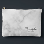 Pochette À Accessoires Script moderne Nom de la servante d'accueil person<br><div class="desc">Script moderne Cadeau de demoiselle d'honneur personnalisé avec nom de femme d'honneur personnalisée en gris style de police de script moderne avec titre et date mariage dans style de police sans serif moderne sur arrière - plan de marbre blanc. Parfait aussi pour femme de ménage d'honneur, fille de fleurs, mère...</div>