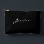 Pochette À Accessoires Script noir solide minimaliste de voyage moderne c<br><div class="desc">Solid Black Script Name Minimal Modern Travel Cosmetic Accessory Pouch dispose d'un arrière - plan noir solide avec un élégant nom de script blanc personnalisé sur le devant. Le design minimaliste offre une façon élégante et pratique d'organiser vos essentiels, que ce soit pour les cosmétiques, le maquillage ou les petits...</div>