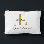 Pochette À Accessoires Simple Bridesmaid cadeau monogramme, nom<br><div class="desc">Célébrez vos demoiselles d'honneur avec notre chic Pouch d'accessoires de demoiselle d'honneur personnalisée ! Ce sac élégant peut être customisé avec leur monogramme et leur nom, ce qui en fait un cadeau réfléchi et unique qu'ils chériront bien après votre journée spéciale. Parfait pour le maquillage, les bijoux ou les petits...</div>