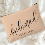 Pochette À Accessoires Soft Peach Bridesmaid Calligraphie moderne<br><div class="desc">Célébrez votre fête de mariée avec cette élégante pochette d'accessoires pour femme de ménage de pêche douce. Doté d'une calligraphie moderne et personnalisable avec le nom de votre servante, ce sac est à la fois élégant et pratique. La couleur douce et poussiéreuse de la sauge et l'élégant script créent un...</div>