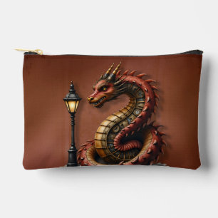 Pochette À Accessoires Steampunk Dragon à côté d'un lampadaire vintage.