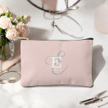 Pochette À Accessoires Style Unique Monogramme Typographie Blush Rose<br><div class="desc">Un design monogramme unique et élégant avec votre nom et votre monogramme accentue cette pochette d'accessoires personnalisée avec des sérifs classiques et une typographie de script plus ornée dans une belle mise en page. Les trois éléments se mélangent magnifiquement pour créer votre propre logo de marque personnelle. Montré ici avec...</div>