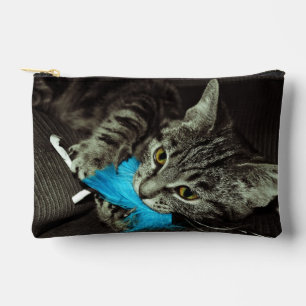 Pochette À Accessoires Tabby Cat avec plume par Shirley Taylor