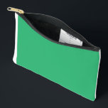 Pochette À Accessoires Une feuille verte vif avec des veines proéminentes<br><div class="desc">Capturez la beauté de la nature avec cette superbe photo en gros plan, qui présente une feuille verte vibrante avec des veines proéminentes et une goutte d'eau scintillante à son extrémité. La feuille est dressée contre un arrière - plan aux teintes douces, ce qui en fait la pièce idéale pour...</div>