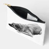 Pochette À Accessoires Une pose ombrée calme élève chaque routine de beau (Ouvrir)