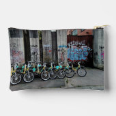 Pochette À Accessoires Vélos, devant le mur de graffiti (Verso)