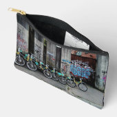Pochette À Accessoires Vélos, devant le mur de graffiti (Ouvrir)