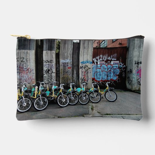 Pochette À Accessoires Vélos, devant le mur de graffiti (Recto)