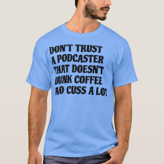 Podcaster die koffie Drink, veroorzaakt veel T-shirt