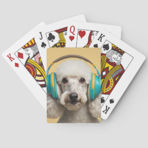 Poedel met hoofdtelefoon pokerkaarten