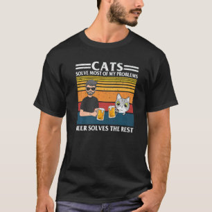 Poes Mop Kat Drinkt Bier met een Mens bij de ba T-shirt