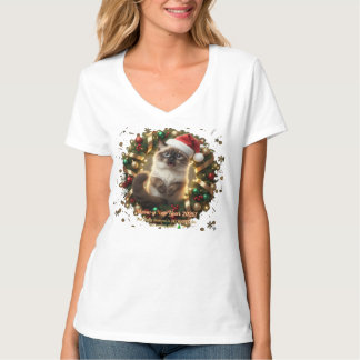 Poesig Nieuwjaar 2026 – Fluffy Siamese Kat in Chri T-shirt
