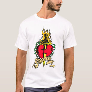 Poignard par le T-shirt de coeur