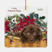 Poinsettia Chocolate Labrador kerstmandje Keramisch Ornament (Achterkant)