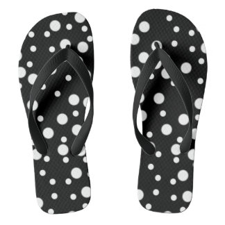 Points blancs sur des tongs noires