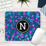 Points de confetti violet bleu pâle sur monogramme<br><div class="desc">Des points de confettis bleus, violets, roses et verts légèrement turquoise sur un arrière - plan turquoise foncé ornent cette mousepad chic et moderne monogramed. Fait une déclaration amusante et élégante chaque fois que vous l'utilisez. Un grand cadeau pour un ami, ainsi que vous-même! Il suffit de taper la première...</div>