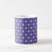 Points de pois sarcelle sur un mug classique viole (Centre)