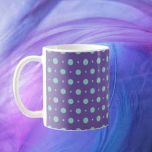 Points de pois sarcelle sur un mug classique viole