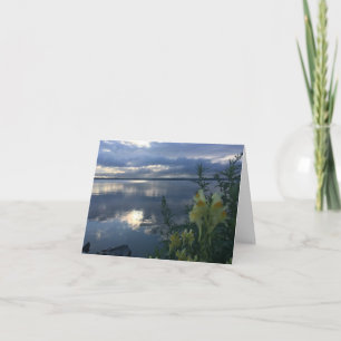 Points lumineux sur une carte de jour nuageuse