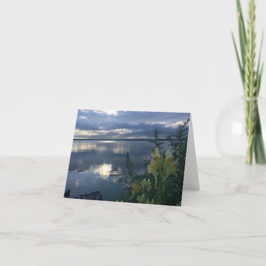 Points lumineux sur une carte de jour nuageuse (Devant)