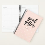Points roses et typographie noire | Objectif Gette<br><div class="desc">Ce planificateur élégant est doté d'un arrière - plan rose vif à la mode avec des pois blancs,  et de l'expression "but getter" dans la typographie moderne. Personnalisez avec votre nom.</div>