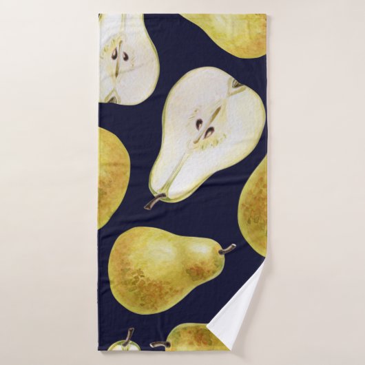 Poire mûre, arrière - plan noir, jardin (Serviette de bain)