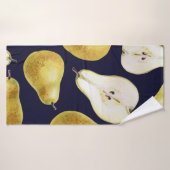 Poire mûre, arrière - plan noir, jardin (Serviette de bain)