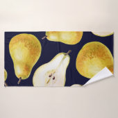 Poire rose entière jaune sur un arrière - plan noi (Serviette de bain)