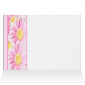 Poireaux de Gerbera rose sur carte de table blanch (Intérieur Horizontal (Haut))