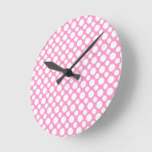 Pois blancs sur horloge murale rose (Angle)