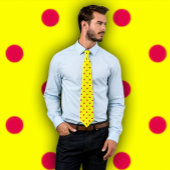 Pois cramoisi classique sur la cravate jaune