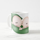 POIS de TRIPLETS DANS une tasse de tasse de café (Devant gauche)