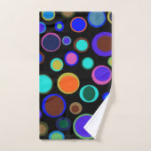 Pois décrit sporadique d'arc-en-ciel foncé (Serviette à main)