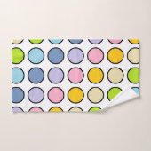 Pois en pastel d'arc-en-ciel décrit par noir (Serviette à main)