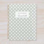 Pois modernes<br><div class="desc">Carnet de planificateur personnalisé avec pois blancs sur couleur vert sauge avec nom personnalisé.</div>