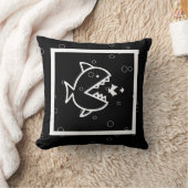 POISSON DE CARTOON blanc sur coussin noir (Couverture)