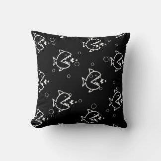 POISSON DE CARTOON blanc sur coussin noir